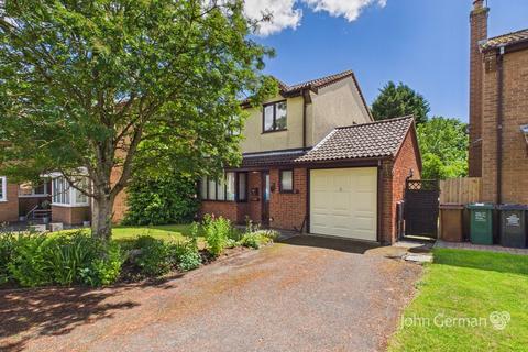 3 bed property, in Yew Tree Gardens, £300,000
