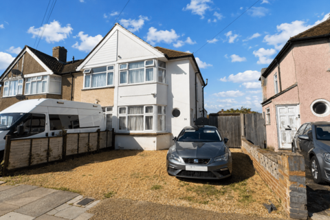 2 bed property, in Guildford Avenue, £450,000