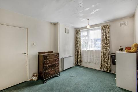 1 bed property, in Clarence Avenue, £250,000