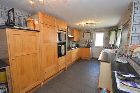 3 bed property, in Highfield Road, £215,000
