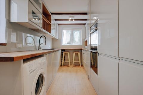 3 bed property, in Aldenham Road, £600,000