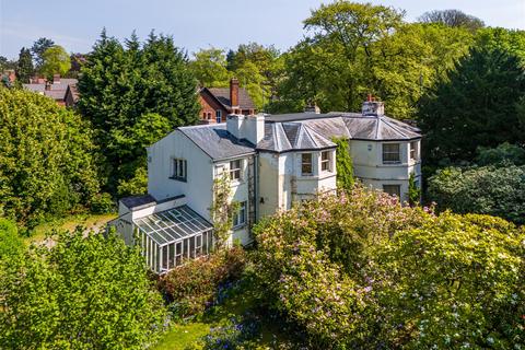 5 bed property, in Penn Road, £900,000