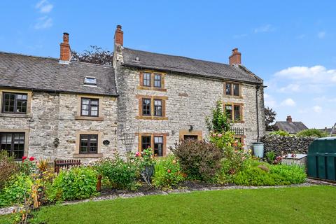 2 bed property, in The Green, £400,000