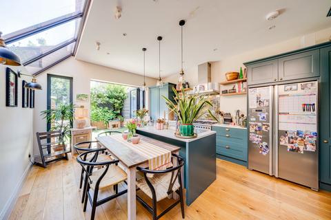 3 bed property, in Sandringham Road, £950,000