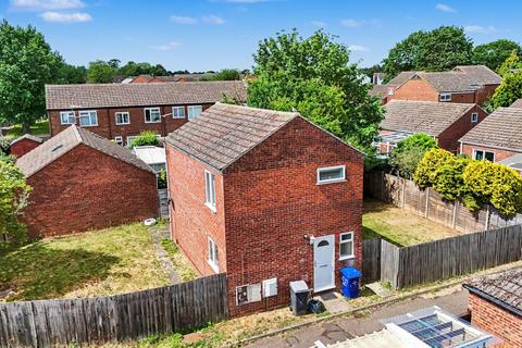 3 bed property, in Aureole Walk, £280,000