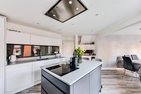 4 bed property, in Mazurek Way, £350,000