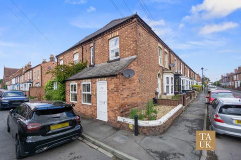 1 bed property, in North Street, £150,000
