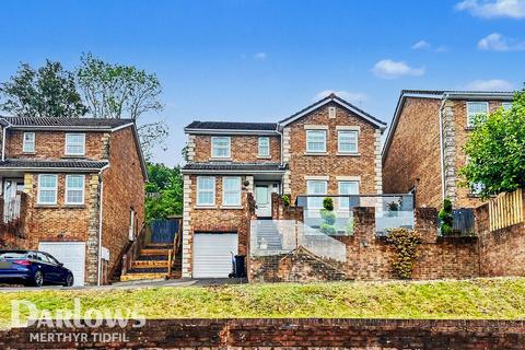 4 bed property, in Manor Court, £475,000