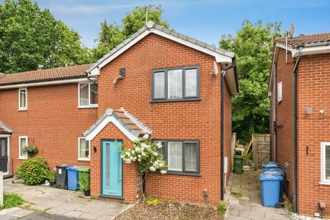 2 bed property, in Dove Close, £180,000