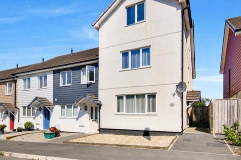 3 bed property, in Pridham Place, £240,000