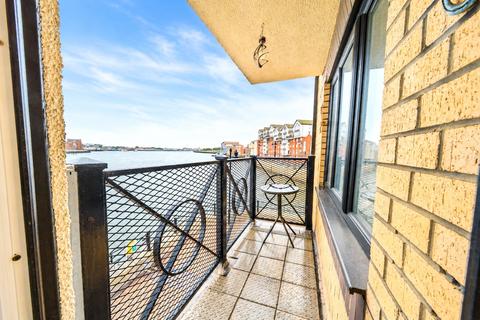 2 bed property, in Dolphin Quay, £165,000