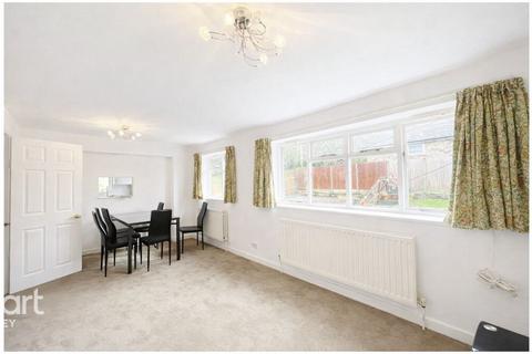 4 bed property, in Beverley Gardens, £425,000