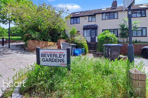 4 bed property, in Beverley Gardens, £425,000