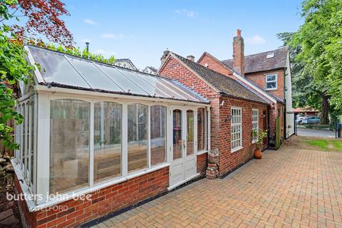 4 bed property, in High Street, £440,000