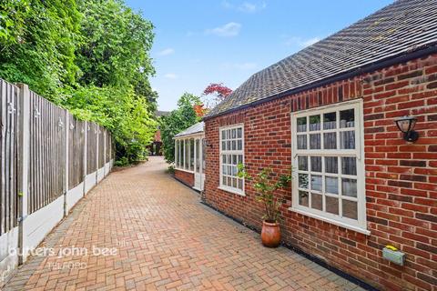 4 bed property, in High Street, £440,000