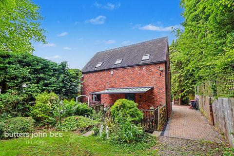 4 bed property, in High Street, £440,000