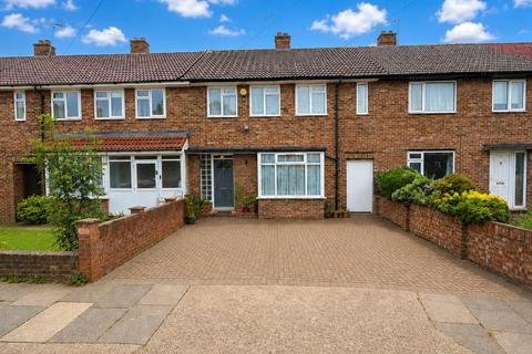 3 bed property, in Newlands Close, £545,000
