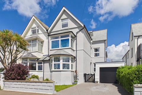 5 bed property, in Downs View, £799,950