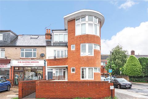 1 bed property, in Staines Road, £290,000