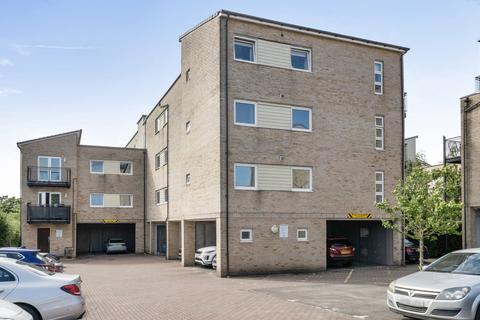 2 bed property, in Hut Farm Place, £180,000