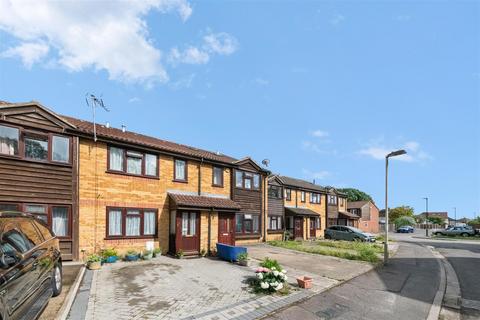 1 bed property, in Barnes Avenue, £350,000