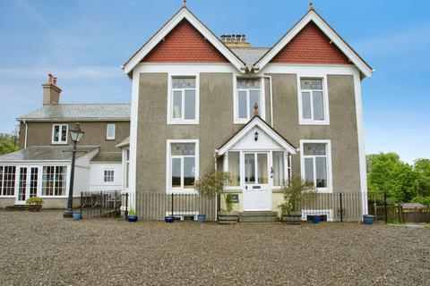 7 bed property, in Main Street, £950,000