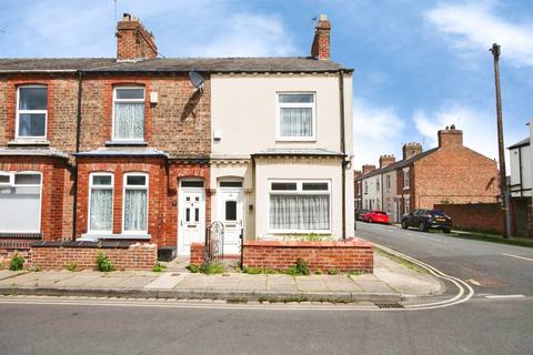 2 bed property, in Shipton Street, £190,000