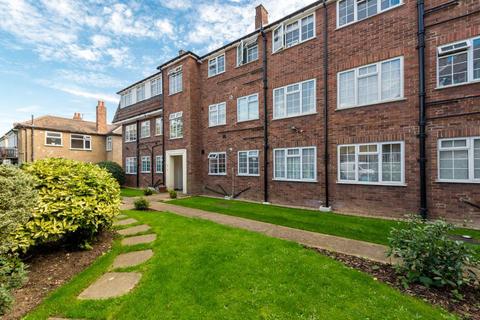 2 bed property, in Squirrels Court, £280,000