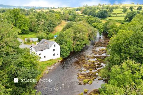 2 bed property, in Melin-y-ddol, £550,000