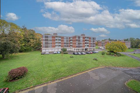 2 bed property, in Chelmscote Road, £195,000