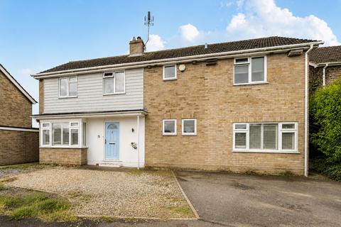 5 bed property, in Hunters Field, £550,000