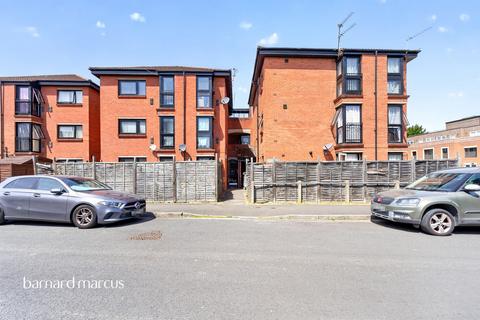 2 bed property, in Beauclerk Close, £160,000