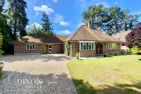 4 bed property, in Golf Links Road, £775,000