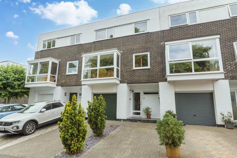3 bed property, in Conesford Drive, £450,000