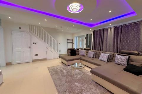 3 bed property, in School Approach, £569,000