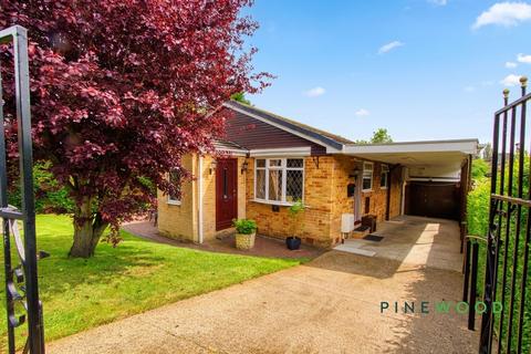 2 bed property, in Cromford Drive, £300,000