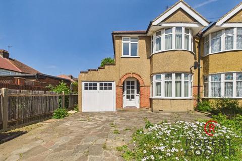 3 bed property, in Balmoral Road, £550,000