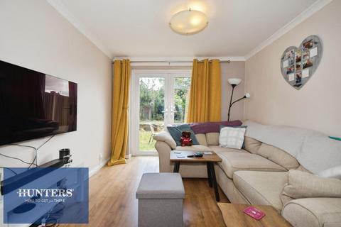 2 bed property, in Lansdowne Road, £160,000