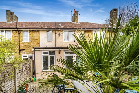 3 bed property, in Montacute Road, £390,000