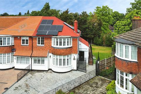 4 bed property, in Mottingham Gardens, £900,000