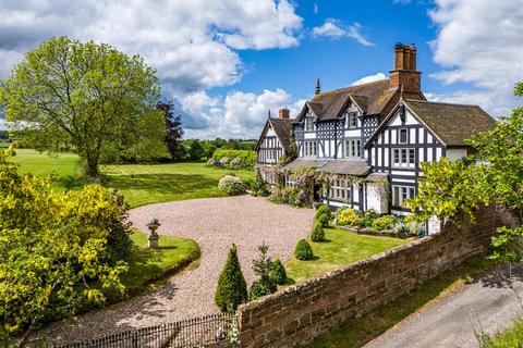 5 bed property, in Hopstone House, £895,000