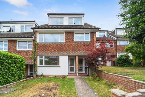 3 bed property, in Chapel Court, £425,000