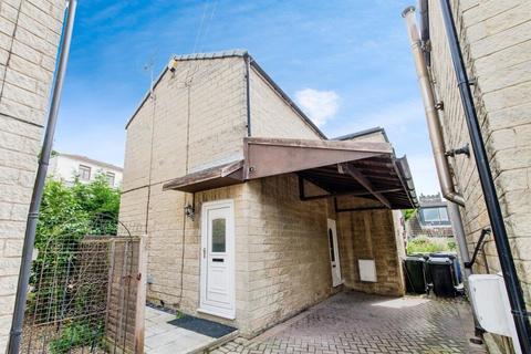 3 bed property, in Hall Court, £170,000