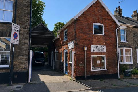 2 bed property, in Bury St. Edmunds, £275,000
