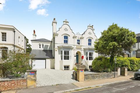 5 bed property, in Effingham Crescent, £600,000