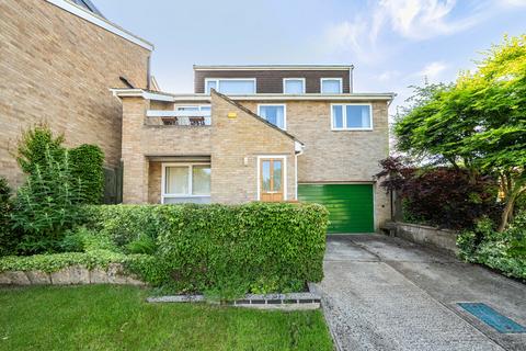 4 bed property, in Lawrence Close, £625,000