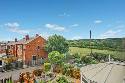 2 bed property, in Westroyd Avenue, £195,000