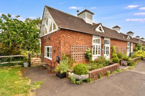 2 bed property, in Tudeley, £725,000