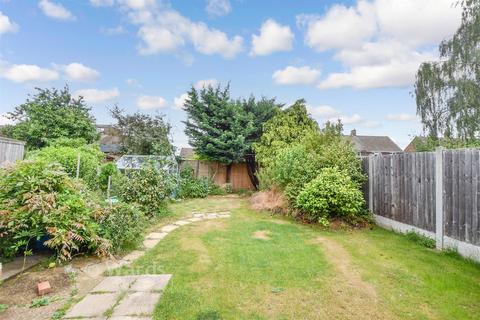 3 bed property, in The Avenue, £300,000