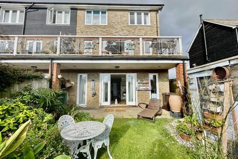 3 bed property, in Waterside Close, £585,000